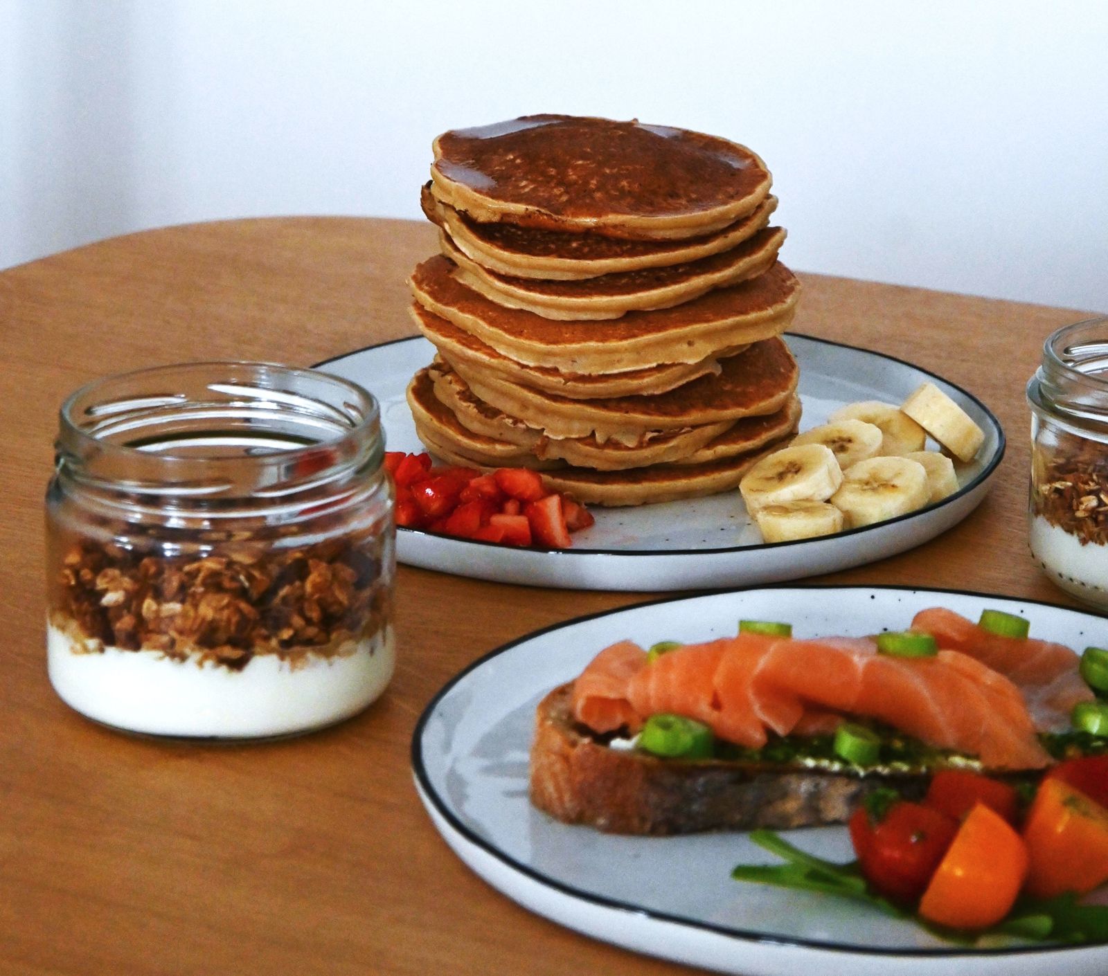 Brunch maison : pancakes, granola et tartine de saumon